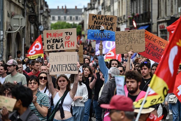 15일(현지시간) 프랑스 중부 디종에서 극우 반대 시위가 열리고 있다. AFP연합뉴스