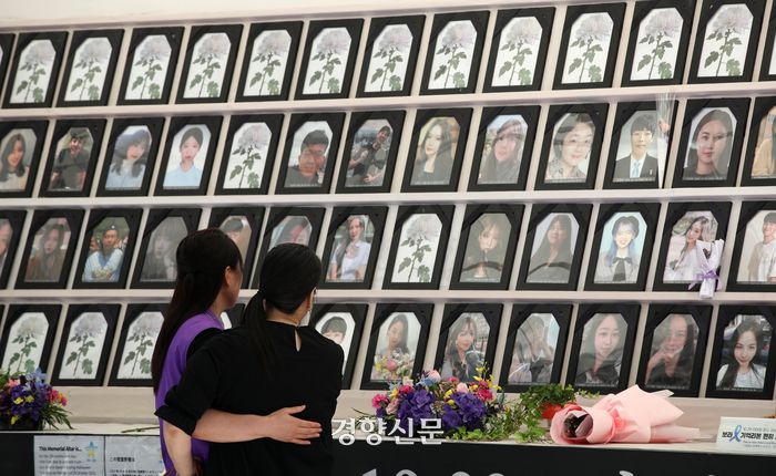 서울광장에 마련된 이태원 참사 분향소가 서울 중구 부림빌딩으로 이전하기로 예정된 16일 참사 유가족들이 서울광장 이태원 분향소에서 희생자들을 추모하고 있다.  권도현 기자