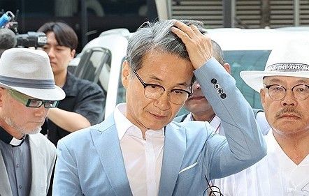 지난 13일 윤석열 대통령 부인 김건희 여사에게 명품 가방 등을 건넨 최재영 목사가 피고발인 조사를 받기 위해 영등포경찰서에 출석하고 있다. 연합뉴스 제공