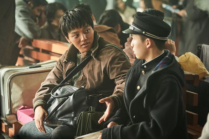 배우 여진구는 오는 21일 극장 개봉하는 영화 <하이재킹>에서 비행기 납치범 ‘용대’(왼쪽) 역을 맡아 20년 연기 인생 처음으로 악역에 도전했다. 소니픽쳐스엔터테인먼트코리아·키다리스튜디오 제공