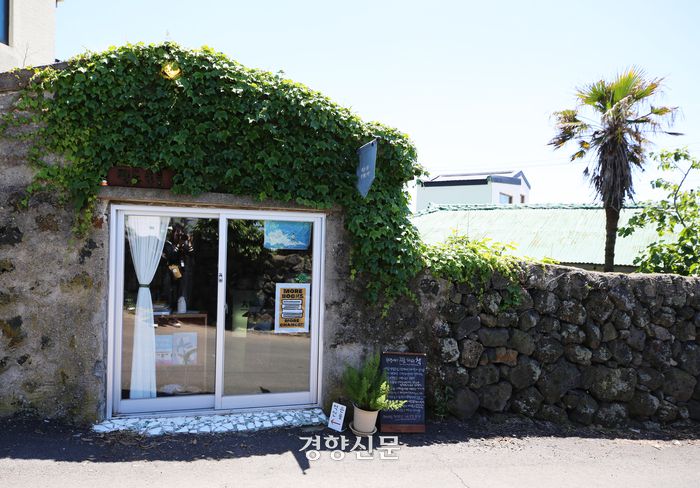 3평 돌창고를 개조해 만든 책방 ‘책은선물. 이윤정 기자