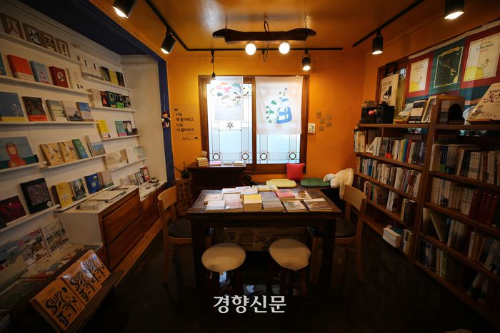 4대째 살아온 집을 서점으로 꾸민 ‘북타임’. 임기수 대표가 자신이 태어난 방을 서점으로 꾸몄다고 소개했다. 이윤정 기자