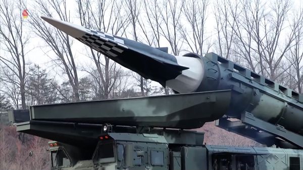 북한 조선중앙TV는 지난 4월2일 새로 개발한 극초음속 활공비행 전투부를 장착한 새형의 중장거리 고체탄도 미사일 ‘화성포-16나’ 형의 첫 시험발사가 성공적으로 진행됐다며 영상을 공개했다. 조선중앙TV 화면=연합뉴스