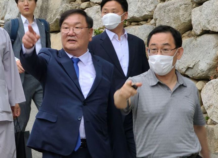 2020년 6월23일 오후 더불어민주당 김태년 당시 원내대표가 강원도 고성 화암사를 찾아가 미래통합당 주호영 당시 원내대표와 경내를 걸으며 대화하고 있다. 더불어민주당 제공