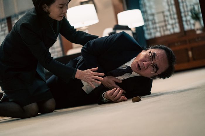 <돌풍>은 억울하게 구속 기로에 선 박동호가 대통령(김홍파)의 시해를 시도하는 장면으로 시작된다. 넷플릭스 제공