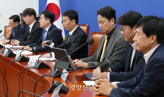 박찬대 더불어민주당 원내대표가 5월21일 국회 원내대표실에서 열린 검찰개혁TF 제1차 회의에서 발언하고 있다.
