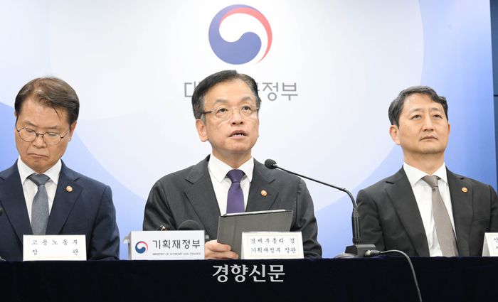 최상목 부총리가 3일 정부서울청사에서 열린 관계부처 합동브리핑에서 하반기 경제성장방향 등을 발표하고 있다. 기재부 제공