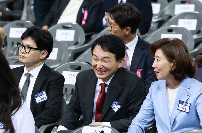 국민의힘 당대표 후보인 한동훈, 원희룡, 나경원 후보가 4일 인천 남동체육관에서 열린 한국자유총연맹 창립 제70주년 기념식에 참석하고 있다. 연합뉴스