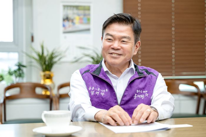 이필형 동대문구청장이 지난달 25일 서울 동대문구 동대문구청사에서 경향신문과 만나 인터뷰하고 있다. 동대문구 제공