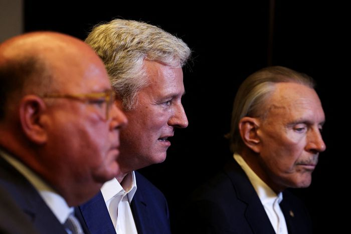 지난 5월 이스라엘과 하마스 간 분쟁에 관해 로이터통신과의 인터뷰에 응하고 있는 로버트 오브라이언 전 백악관 국가안보보좌관(가운데 인물). 로이터연합뉴스