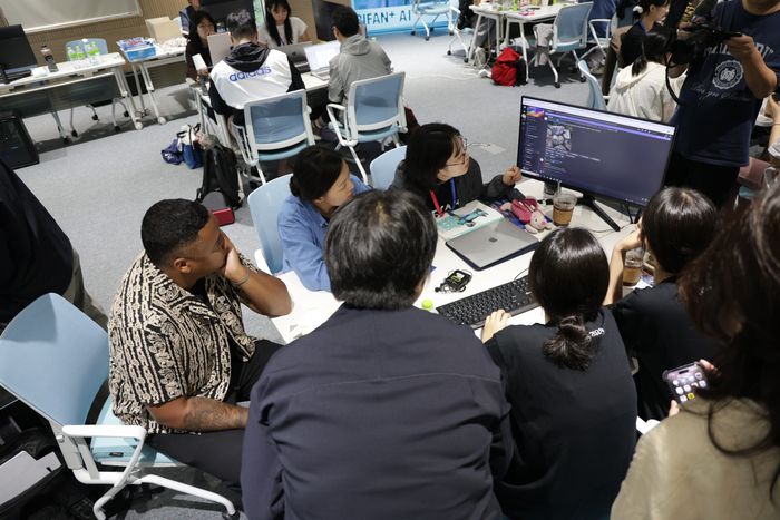 AI 영상 제작자 단체인 ‘큐리어스 레퓨지’의 강사이자 AI 영화 <어나더>를 제작한 데이브 클라크 감독(맨 왼쪽)이 지난 3일 경기 부천시 웹툰융합센터에서 열린 AI 영화 제작 워크숍에서 참가자들과 함께 AI 영상을 제작하고 있다. 부천국제판타스틱영화제 제공