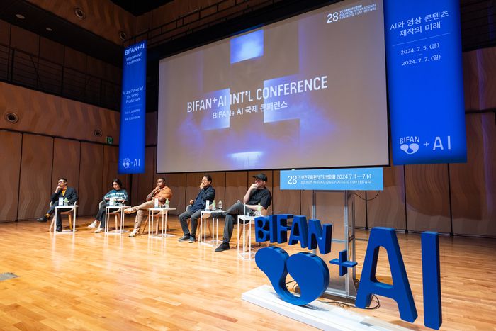 부천국제판타스틱영화제가 지난 5일 부천아트센터에서 연 AI 콘퍼런스에서 전문가들이 AI 영화에 대해 토론하고 있다. 부천국제판타스틱영화제 제공