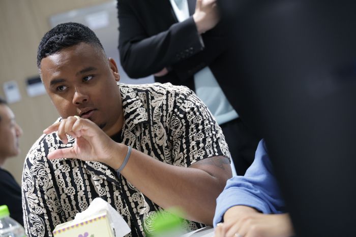 AI 영상 제작자 단체인 ‘큐리어스 레퓨지’의 강사이자 AI 영화 <어나더>를 제작한 데이브 클라크 감독이 지난 3일 경기 부천시 웹툰융합센터에서 열린 AI 영화 제작 워크숍에서 참가자들에게 AI 영상 제작을 가르치고 있다. 부천국제판타스틱영화제 제공