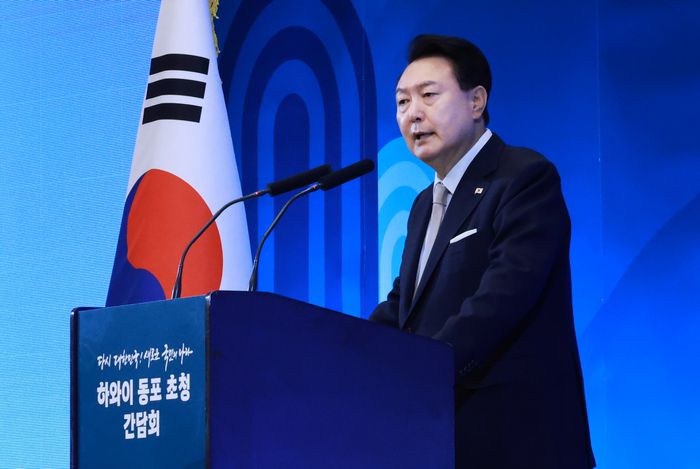 윤석열 대통령이 8일(현지시간) 미국 하와이 호놀룰루 쉐라톤 와이키키 호텔에서 열린 동포간담회에서 인사말을 하고 있다. 연합뉴스