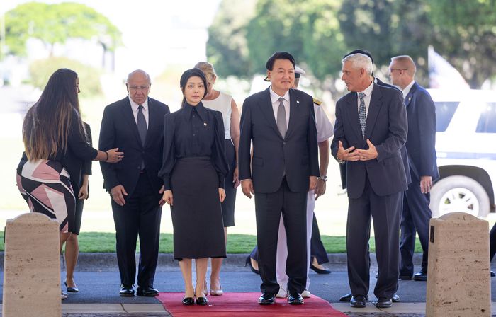 윤석열 대통령과 김건희 여사가 8일(현지시간) 미국 하와이 태평양국립묘지(펀치볼)에 헌화하기 위해 방문하고 있다. 연합뉴스