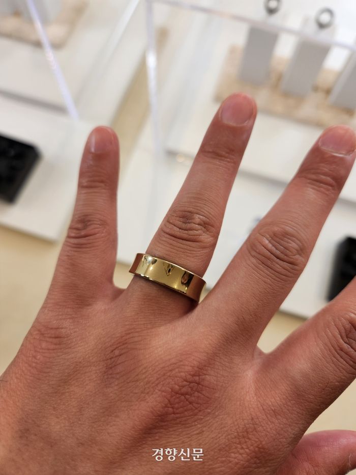 삼성전자 갤럭시 링을 착용해본 모습. 김상범 기자