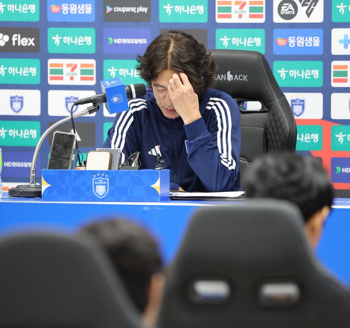 홍명보 울산 감독이 10일 울산문수구장에서 열린 K리그1 광주FC전에서 0-1로 패배한 뒤 축구대표팀을 맡으면서 상처받은 울산 팬들을 떠올리며 고개를 숙이고 있다.  울산 | 연합뉴스