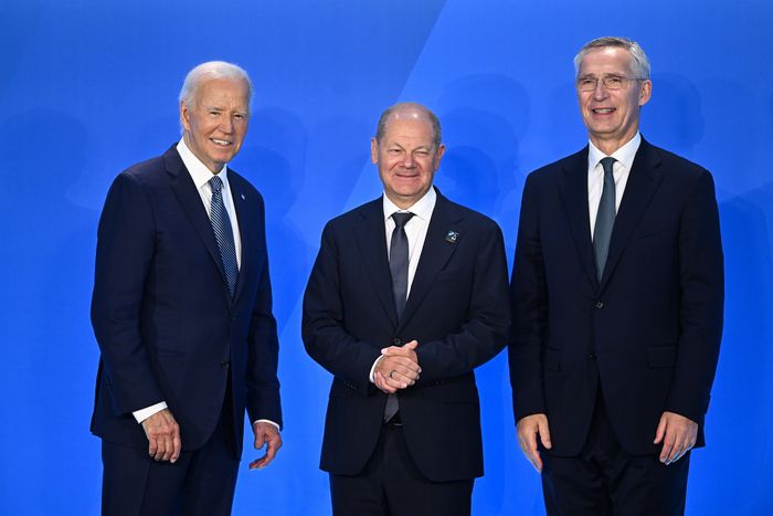 조 바이든 미국 대통령(왼쪽부터)과 올라프 숄츠 독일 총리, 옌스 스톨텐베르그 나토 사무총장이 10일(현지시각) 미국 워싱턴에서 열린 북대서양조약기구(NATO·나토) 정상회의에 참석하고 있다. EPA연합뉴스