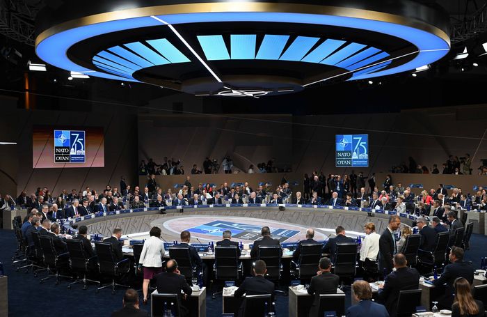 윤석열 대통령이 11일(현지시간) 미국 워싱턴DC 월터 E. 워싱턴 컨벤션센터에서 열린 북대서양조약기구(NATO·나토) 동맹국 및 파트너국 정상회의에 참석하고 있다.  연합뉴스