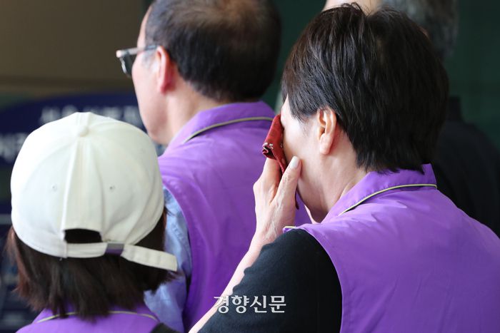 이태원 참사 부실 대응 혐의로 기소된 박희영 용산구청장 등의 마지막 공판이 열린 15일 마포구 서울서부지법에서 유가족이 눈물을 흘리고 있다. 한수빈 기자