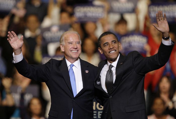 2008년 대선 당시 민주당의 부통령 후보였던 조 바이든 대통령(왼쪽)과 대통령 후보였던 버락 오바마 전 대통령(오른쪽)이 손을 흔들고 있다. AP연합뉴스