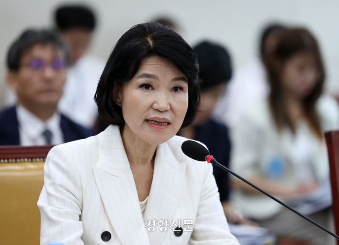 이진숙 방송통신위원장 후보자가 24일 국회 과방위에서 열린 인사 청문회에서 의원 질의에 답하고 있다. 박민규 선임기자