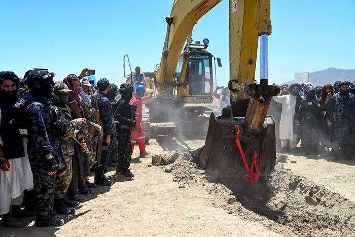 아프간 중부 지역의 메스 아이낙 광산에서 24일(현지시간) 현지 탈레반 관계자와 중국 외교관, 기업인 등이 참석한 가운데 중국 국유기업이 투자한 구리광산 착공식이 열렸다./AFP연합뉴스