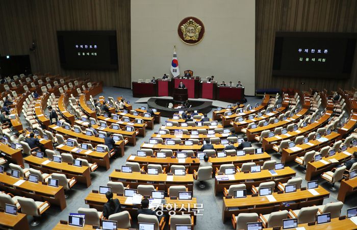 김용태 국민의힘 의원이 29일 상정된 교육방송법 일부개정법률안에 대한 필리버스터를 하고 있다. 박민규 선임기자