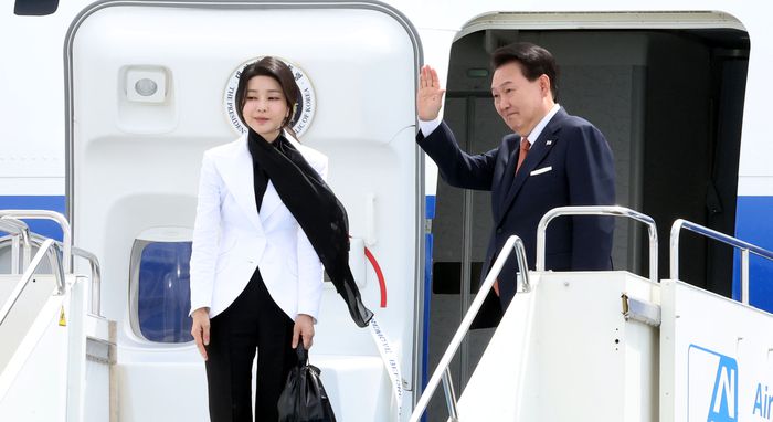 지난달 13일 중앙아시아 3국을 국빈방문 중인 윤석열 대통령과 김건희 여사가 카자흐스탄 순방을 마치고 다음 순방지인 우즈베키스탄으로 가기 위해 누르술탄 나자르바 예브 국제공항에 도착해 카심-조마르트 토카예프 카자흐스탄 대통령의 환송을 받고 있다.  대통령실사진기자단