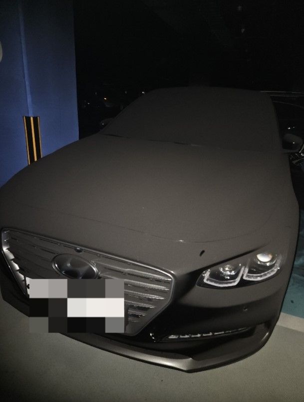 인천 서구 청라국제도시 아파트 지하 주차장 전기차 화재로 검덩이가 쌓여 있는 피해 차량. 독자제공