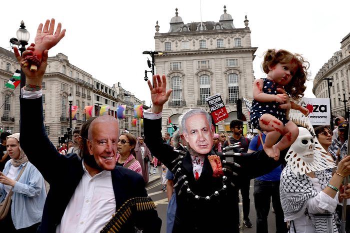 시위대가 조 바이든 미 대통령(왼쪽)과 베냐민 네타냐후 이스라엘 총리의 얼굴로 만든 탈을 쓰고 3일(현지시간) 영국 런던에서 ‘가자를 위한 행진’을 벌이고 있다. AFP연합뉴스