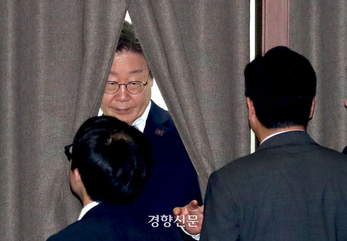 이재명 더불어민주당 전 대표가 1일 국회 본회의에서 전자투표를 마친후 기표소를 나오고 있다. 오른쪽은 박찬대 원내대표. 박민규 선임기자