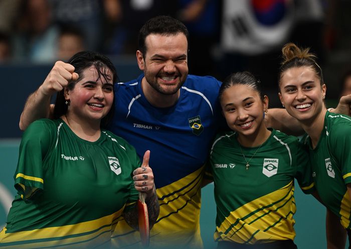 브라질 브루나 알렉상드르와 팀원이 5일(현지시간) 프랑스 파리 아레나 쉬드4에서 열린 2024파리올림픽 탁구 여자 단체전 16강에 출전해 이은혜와 경기를 마치고 관객들의 환호를 받으며 기념촬영을 하고 있다. 2024.8.5 파리=올림픽사진공동취재단/HC