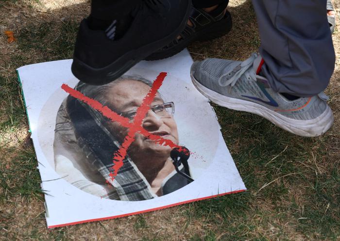 셰이크 하시나 전 방글라데시 총리의 얼굴이 담긴 종이가 5일(현지시간) 영국 런던에서 열린 시위에서 짓밟히고 있다. 로이터연합뉴스