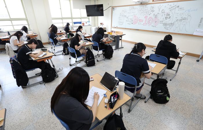 2025학년도 대학수학능력시험을 100일 앞둔 지난 6일 대구 수성구 수성고등학교 3학년 교실에서 수험생들이 자습하고 있다. 연합뉴스