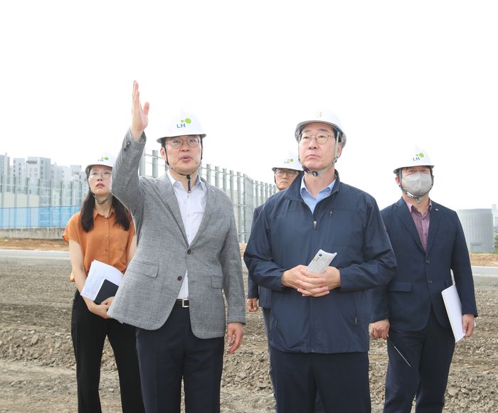 정명근 경기 화성시장이 12일 경부고속도로 지하화 구간을 점검하고 있다.