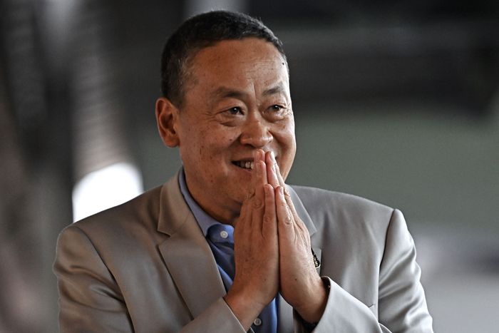 세타 타위신 태국 총리가 14일 방콕 푸드마켓을 방문해 태국식 인사를 하고 있다. 이날 태국 헌법재판소는 세타 총리의 부패 인사 장관 임명 의혹에 대해 위헌 여부를 결정하는데, 헌재가 위헌으로 판단하면 세타 총리는 해임된다. AFP연합뉴스