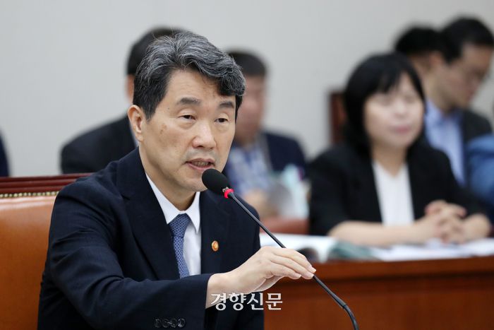 이주호 교육부 장관이 지난달 12일 국회 교육위원회 전체회의에서 의원 질의에 답하고 있다. 박민규 선임기자