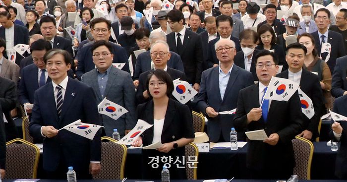 제79주년 8·15 광복절인 15일 서울 용산구 효창공원 내 백범김구기념관에서 열린 광복회 주최 광복절 기념식에서 박찬대 더불어민주당 당대표 직무대행 겸 원내대표를 비롯한 야당의원들이 광복절 노래를 제창하고 있다. 광복회 등 독립운동단체는 김형석 신임 독립기념관장이 ‘친일 뉴라이트 인사’라면서 정부가 주최하는 광복절 경축식 불참을 선언한 바 있다. 권도현 기자