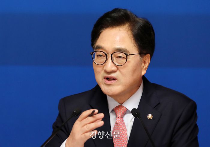 우원식 국회의장이 21일 국회 사랑재에서 열린 출입기자 간담회에서 발언하고 있다. 박민규 선임기자