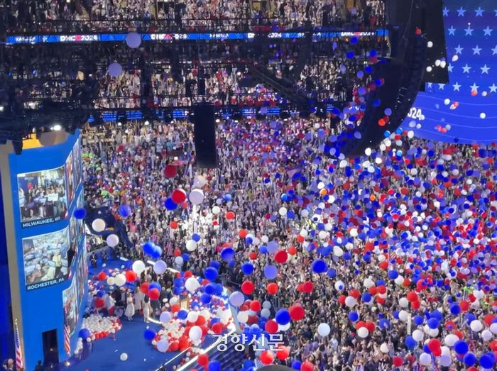 미국 민주당 전당대회 마지막 날인 23일(현지시간) 카멀라 해리스 부통령이 후보 수락 연설을 마친 뒤 천장 위에 매달려있던 풍선이 무대 위로 떨어지고 있다. 시카고/김유진특파원