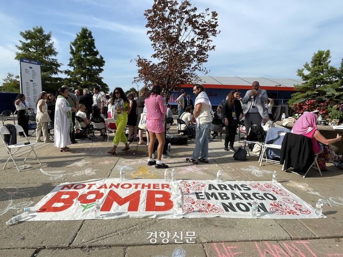 미국 민주당 전당대회가 진행 중인 시카고 유나이티드센터 앞 도로에서 23일(현지시간) 가자지구 전쟁에 반대하는 ‘지지후보 없음’ 대의원 등이 모여있는 농성장 모습. 시카고/김유진특파원