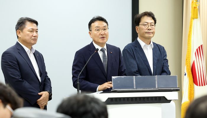 서철수 한국전력공사 전력계통본부장(가운데)이 23일 서울 서초구 한전아트센터에서 열린 기자회견에서 기자 질의에 답하고 있다. 한전 제공