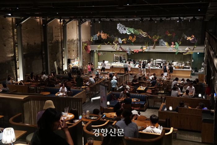 오래된 폐극장을 개조해 만든 ‘스타벅스 경동1960’. 노정연 기자