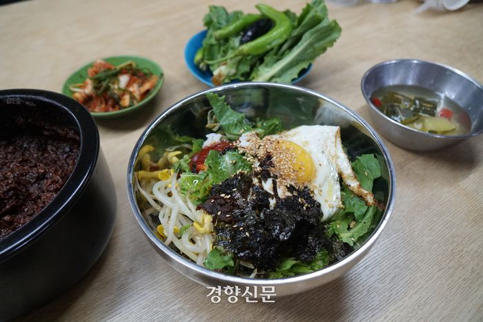 경동시장 신관 지하 ‘호남식당’의 보리비빔밥. 노정연 기자.