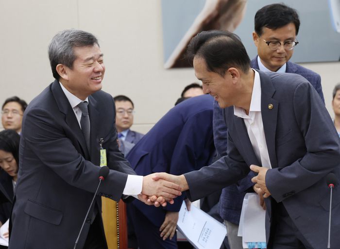 박민 KBS 사장(왼쪽)과 방통위원장 직무대행인 김태규 부위원장이 28일 국회에서 열린 과학기술방송통신위원회에서 인사를 하고 있다. 연합뉴스