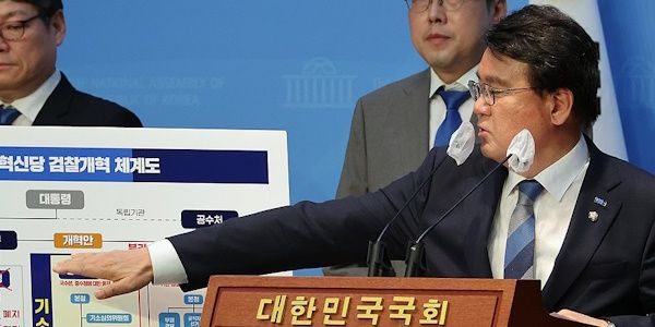 황운하 조국혁신당 원내대표가 28일 국회 소통관에서 검찰청을 폐지하고 중대범죄수사청과 공소청을 신설하는 내용의 ‘검찰개혁 4법’ 발의 계획을 밝히고 있다. 연합뉴스