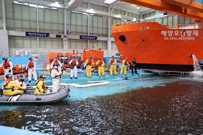 지난달 29일 해양경찰교육원 해양오염방제실에서 에과도르 해군이 해경의 지시에 따라 해양오염방제 작업을 벌이고 있다. 해양경찰청 제공