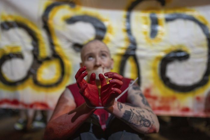 31일(현지시간) 이스라엘 텔아비브에서 한 시위 참여자가 가자지구로 납치된 인질들의 조속한 석방을 촉구하는 퍼포먼스를 하고 있다. AP연합뉴스