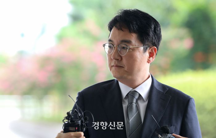 심우정 검찰총장 후보자가 12일 서초구 서울고등검찰청에 마련된 인사청문회 준비단 사무실로 출근하며 취재진의 질문을 듣고 있다. 권도현 기자